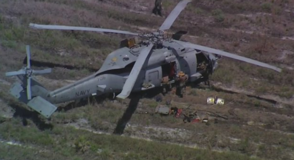 Helicóptero militar de la Marina hace aterrizaje de emergencia en condado de Volusia, Florida