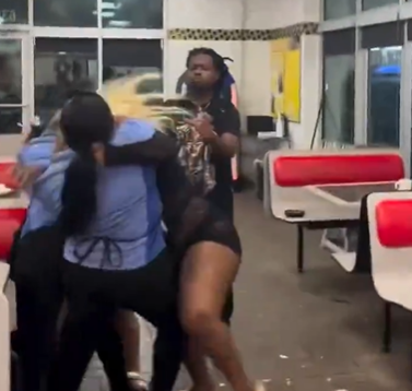 Influencer captura una salvaje pelea en Waffle House de Orlando, Florida