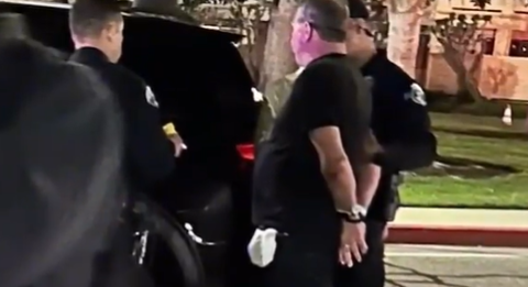 Policía de Los Ángeles arresta a víctima después de ser atacado por matones en bicicletas eléctricas