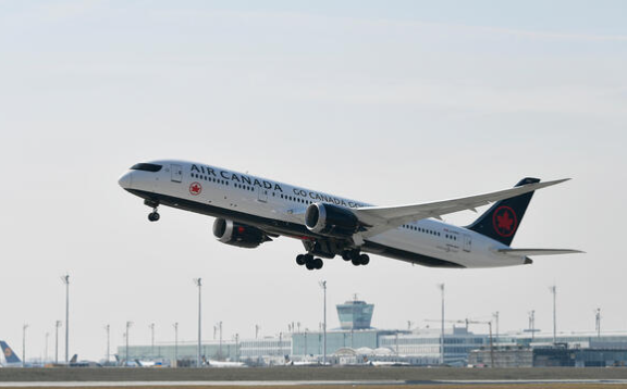 Boeing 777 de Air Canadá aterriza de emergencia por llamas en motor