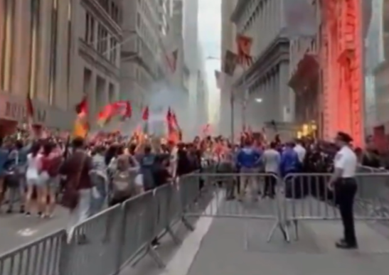 Manifestantes encienden bengalas y pintan trenes en Nueva York