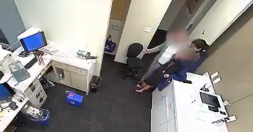 Hombre recibe disparo en la frente durante toma de rehenes en Bank of America