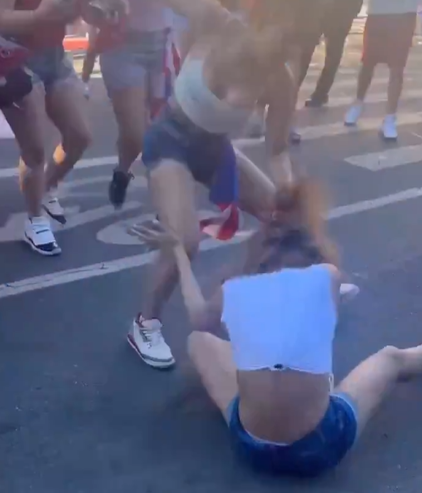 VIDEO: Pelea entre chicas durante desfile de Día de Puerto Rico en Nueva York