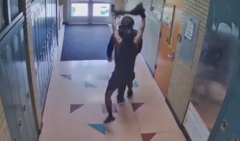 VIDEO: Entrenador de escuela secundaria estrangula a estudiante con camiseta