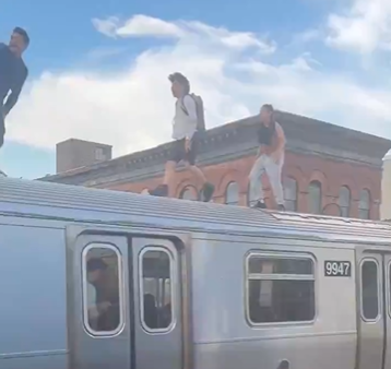 Mujer en Nueva York confronta a adolescentes ‘Subway Surfers’ tras subirse a tren en movimiento