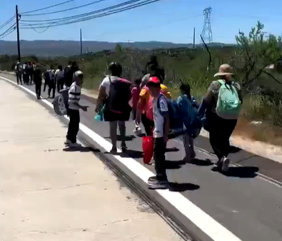 Caravana de inmigrantes ilegales desafía orden ejecutiva de Biden en Jacumba, California