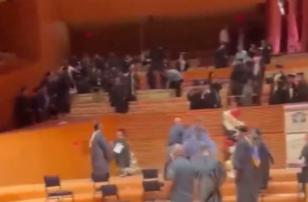 VIDEO: Pelea masiva y caos en graduación de secundaria en Los Ángeles