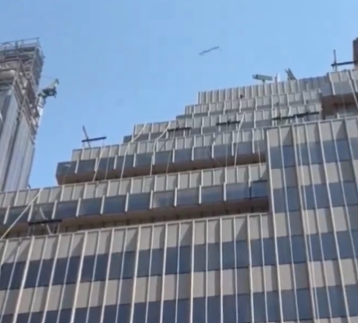 VIDEO: Persona arroja muebles desde rascacielos en Manhattan