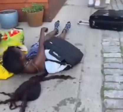 Mujer inconsciente tras agresión fuera de restaurante en Brooklyn