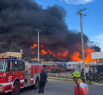 Fuerte incendio en almacén de paletas en Chicago