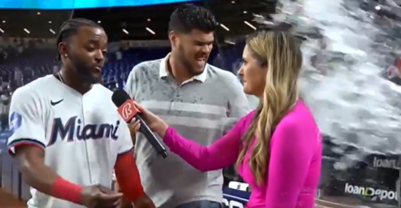 Jessica Blaylock es mojada con agua fría durante una entrevista en vivo