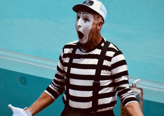 Famoso mimo de SeaWorld despedido tras 36 años por disputa con guardia de seguridad
