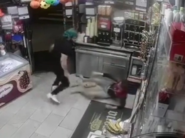 VIDEO: Brutal ataque deja a trabajador de Delicatessen en estado crítico en Queens