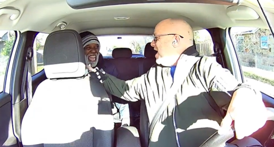 Conductor de Uber se reencuentra casualmente con amigo tras 20 años