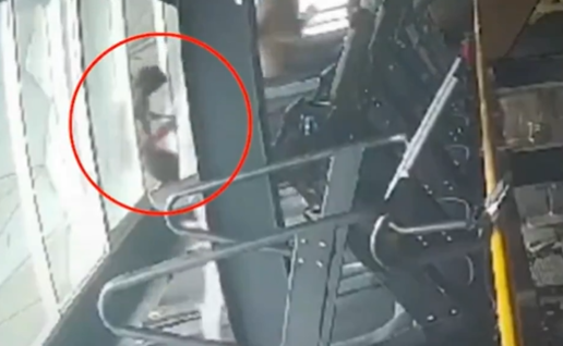 Mujer cae fatalmente por ventana mientras hacía ejercicio en Estados Unidos
