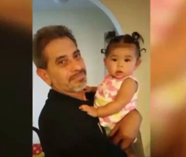 Tragedia en Phoenix: Mujer conmocionada tras robo a su padre atrapado bajo un automóvil