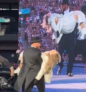 Fanáticos de Taylor Swift enloquecen cuando Travis Kelce se unió en el escenario