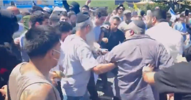 Manifestantes pro Palestinos bloquean entrada a sinagoga en Los Ángeles y agreden a Judíos