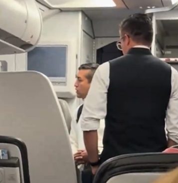 Hombre sufre colapso en un avión de Los Ángeles a Bogotá por reserva doble