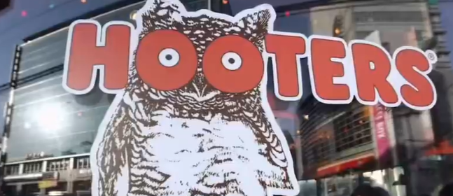 Hooters cierra 40 ubicaciones tras altos costos de alquiler y alimentación