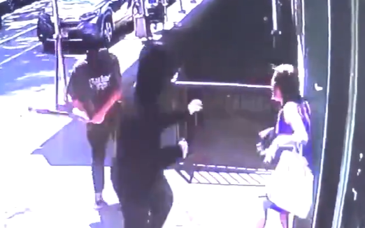 Brutal agresión a mujer en pleno día en Manhattan, Nueva York