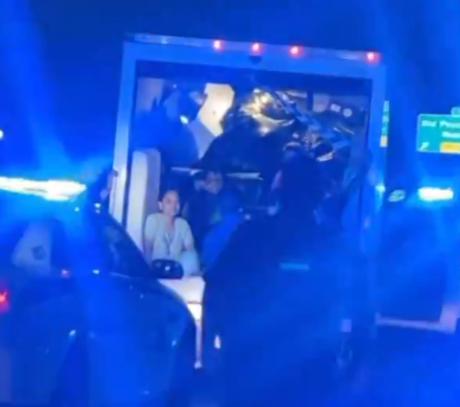 Policía encuentra 8 personas en camión de mudanzas