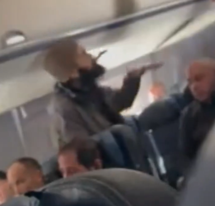 Pasajero intento apuñalar a asistente de vuelo en United Airlines