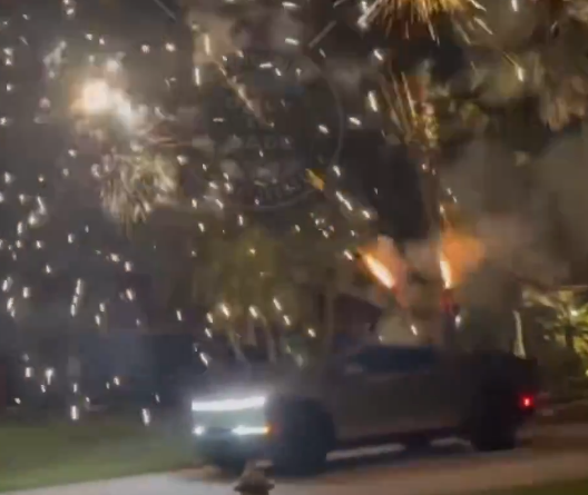 Hombre en Miami lanza fuegos artificiales desde su Tesla Cybertruck 