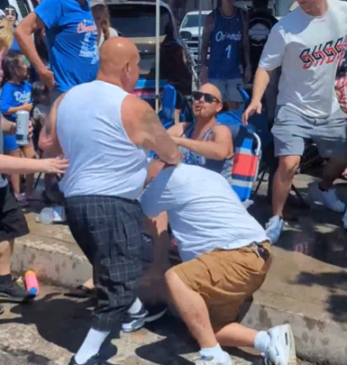Actor Danny Trejo se ve envuelto en una pelea callejera durante desfile