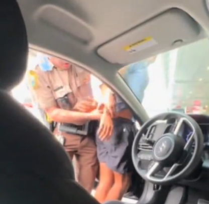 Conductor de Uber arrestado tras acalorada discusión con oficial en el Aeropuerto de Miami
