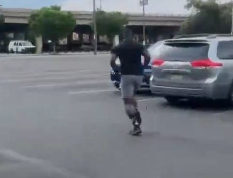 Policía de Filadelfia busca a un hombre que se «corrió» sobre la pierna de una mujer