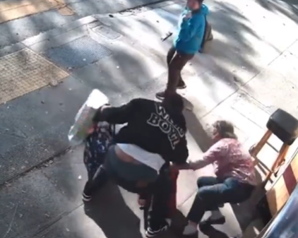 Arrestan a hombre que golpeó y robó a una anciana en Oakland