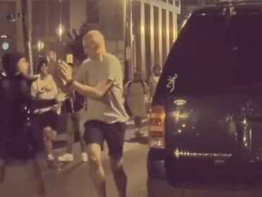 Grupo de matones persigue a hombre por las calles de Washington, DC