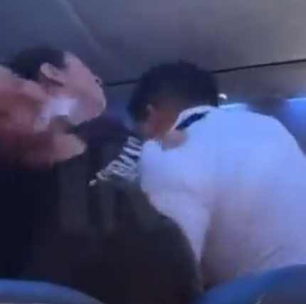 Pasajera de United muerde a azafata y arranca su uniforme en pelea a bordo