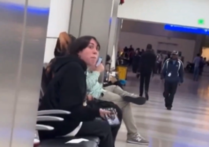 Mujer sufre crisis nerviosa y grita a su novio en Aeropuerto de Fort Lauderdale