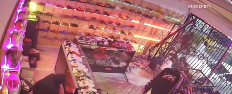 Sospechosos chocan auto contra tienda en Gramercy Park y roban valor de $25,000