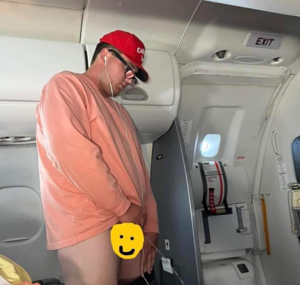 Pasajero ebrio de American Airlines orina en el pasillo del avión