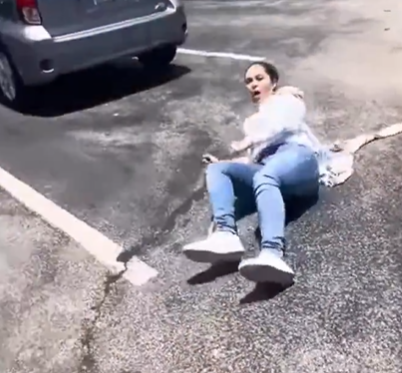 Mujer de Florida ataca a youtuber en estacionamiento