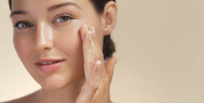 Luce una piel radiante: Consejos para cuidar tu rostro desde casa