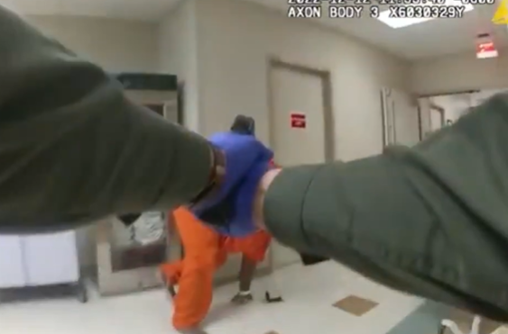 Recluso recibe disparo mortal tras atacar a oficial en hospital de Texas