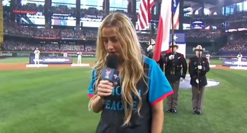 Ingrid Andress canta ebria el himno nacional en el Home Run Derby