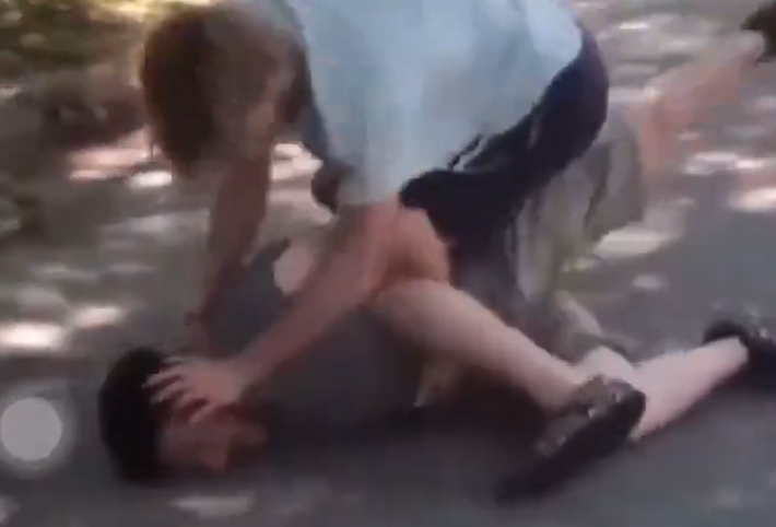 Joven golpea a su padrastro tras insultar a su madre en plena calle