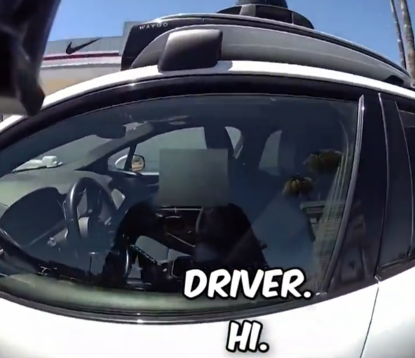 Oficial de policía de Phoenix detiene un vehículo sin conductor de Waymo