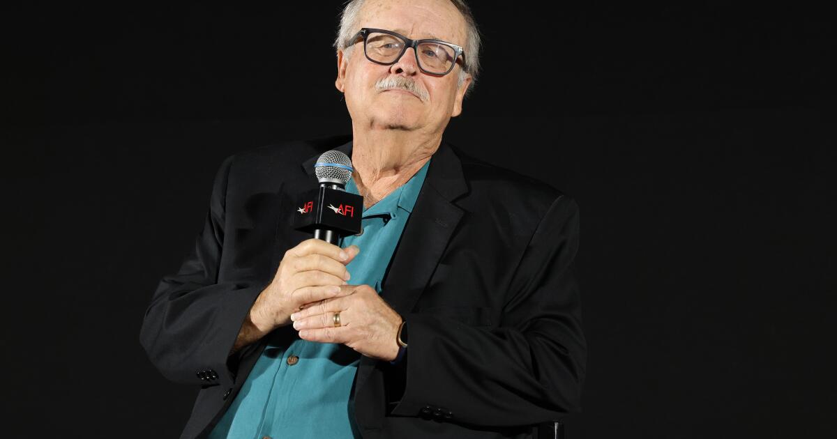 Fallece Dennis McDougal: adiós a un referente literario y periodístico