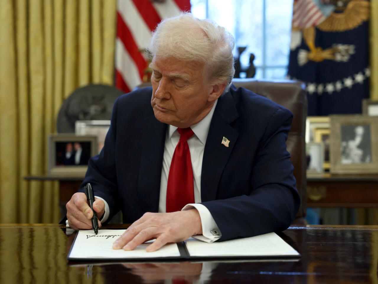 Trump considera aliviar aranceles del 25% a automóviles ante presión de fabricantes