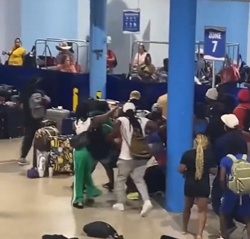 Carnival Cruise expulsa a 24 pasajeros tras pelea masiva al atracar en Texas