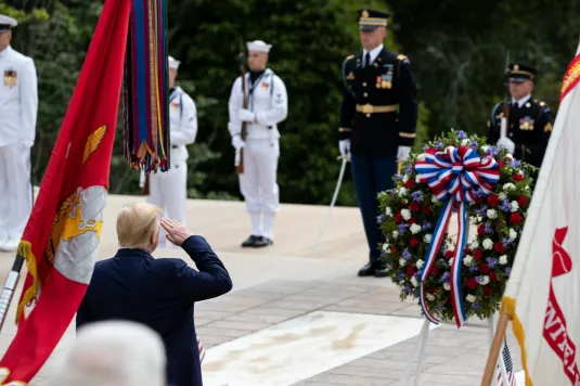 Trump encabeza ceremonia del Memorial Day en Arlington y rinde homenaje a los caídos
