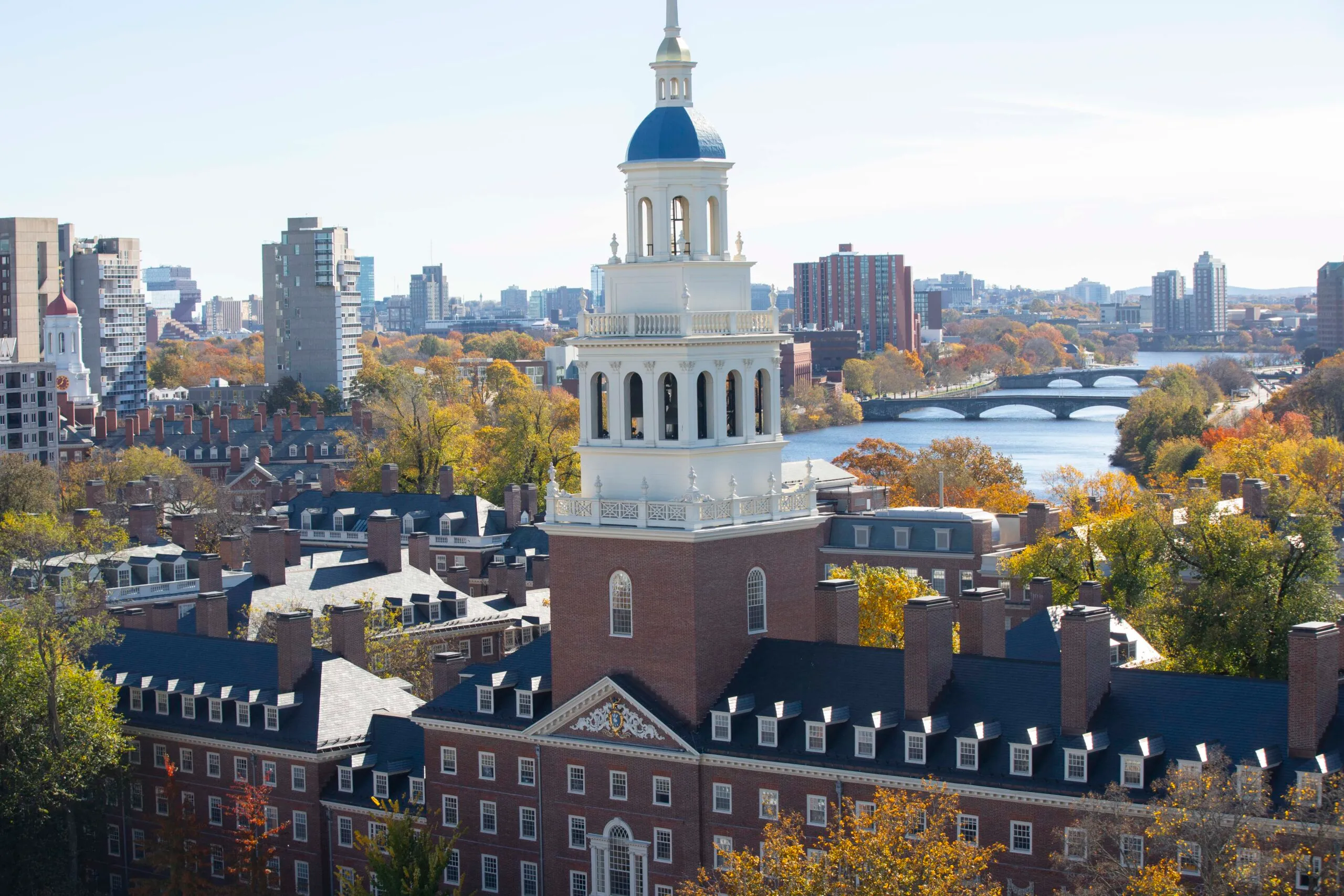 Harvard demanda al gobierno Trump por medida que pone en riesgo a miles de estudiantes internacionales