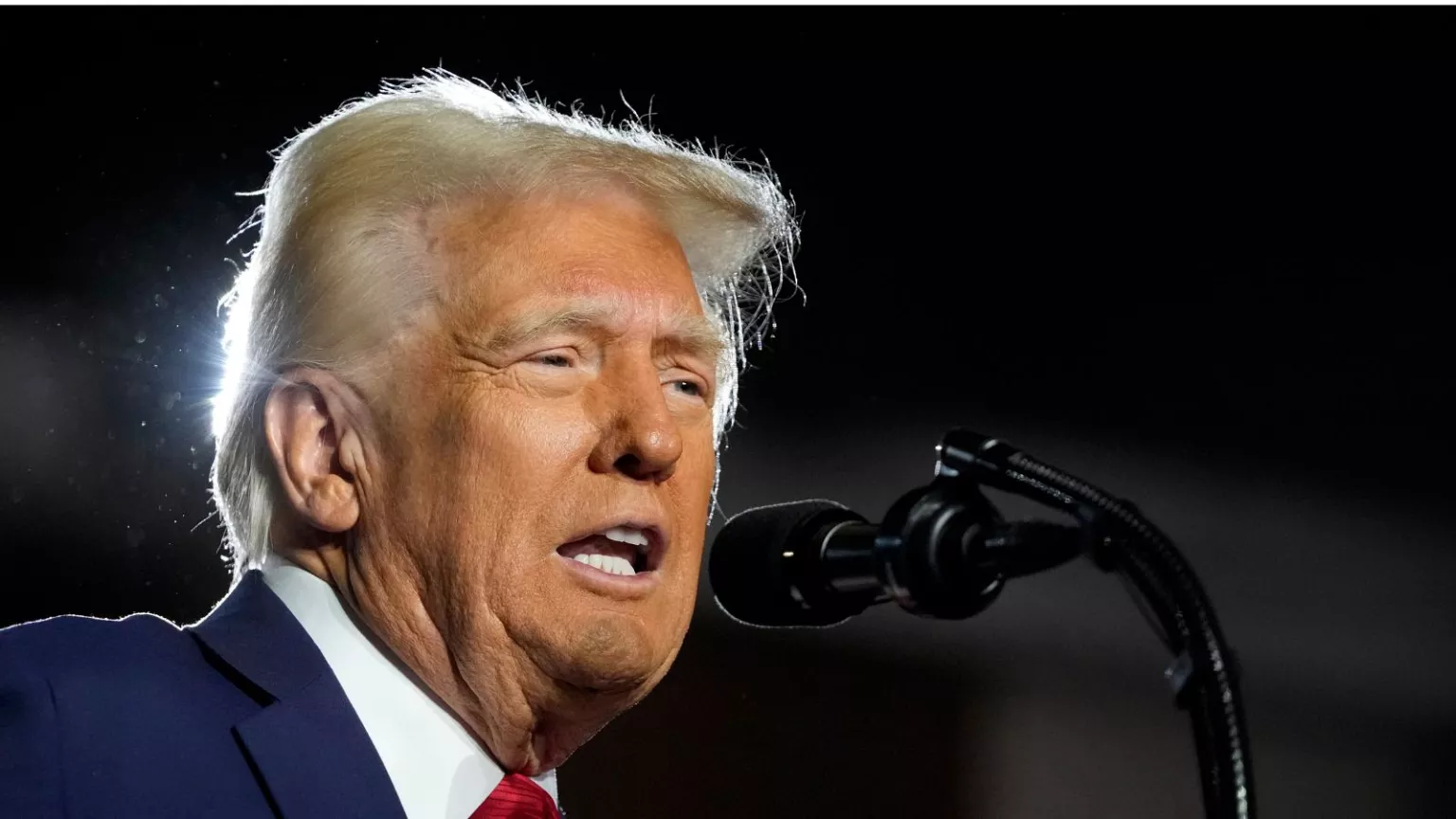 Trump modifica políticas de vivienda, afectando los derechos de las personas transgénero