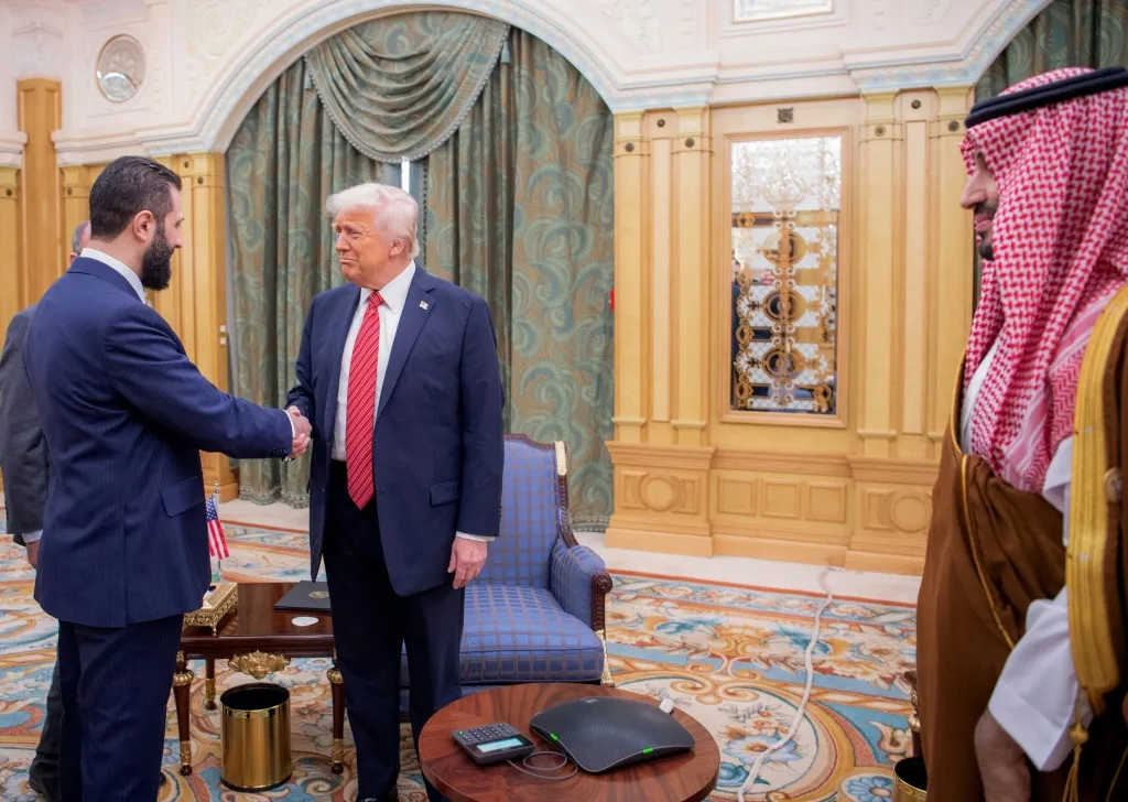 División interna en el entorno de Trump sobre alivio de sanciones a Siria